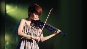 Sue Son playing electric violin