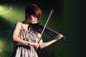 Sue Son playing electric violin